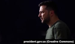 Політтехнолог Сергій Гайдай вважає, що Володимир Зеленський усвідомлює, що від успіхів на фронті залежить і його політичний рейтинг, а тому про його реальну конкуренцію з Залужним наразі не йдеться