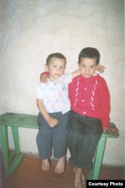 Русанна ике кечкенә энесен сагына