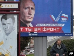 Putiniň we Prohorowyň bannerleri ýol ugrunda, Sankt-Peterburg, 2011-nji ýyl.
