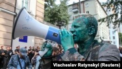 Kiyevdə Korrupsiya ilə Mübarizə üzrə İxtisaslaşdırılmış Prokurorluğun binası yaxınlığında keçirilən aksiyada Vitali Şabunin üzünə "zelyonka" atılıb. 2018