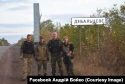 Волонтер Володимир Бойко, боєць 17 ОМПБ Андрій Бойко, волонтер Сергій Костюшин, лейтенант 17-го батальйону Костянтин Фрідман. Дебальцеве. Вересень 2014 року