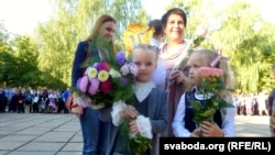 Беларуская кляса: вучаніцы Эвэліна Самойленка (зьлева), Тацяна Турандзіна (справа) і настаўніца Лідзія Пятроўна Ціханоўская (за вучаніцамі)