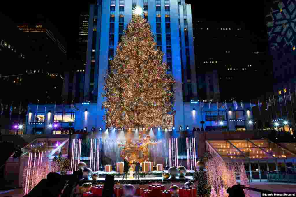 Нью-Йорк, США. Відому новорічну красуню в Рокфеллерівському центрі запалив мер міста Білл де Блазіо