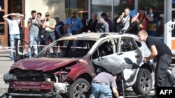 Слідчі на місці вибуху авто, в якому перебував журналіст Павло Шеремет, 20 липня 2016 року 