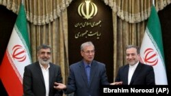 (از چپ به راست) بهروز کمالوندی سخنگوی سازمان انرژی اتمی ایران، علی ربیعی سخنگوی حکومت ایران و عباس عراقچی معاون وزارت خارجه ایران