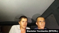 Renat Paralamov (soldan) ve Emil Kürbedinov