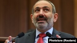 Никол Пашинян парламентте сүйлөп жатат, 1-ноябрь 2018-жыл.