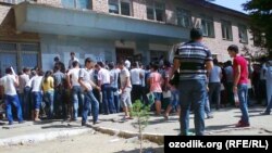 Самарканд мамлекеттик университетине окууга тапшырып жаткан абитуриенттер. Өзбекстан. Архивдик сүрөт. 