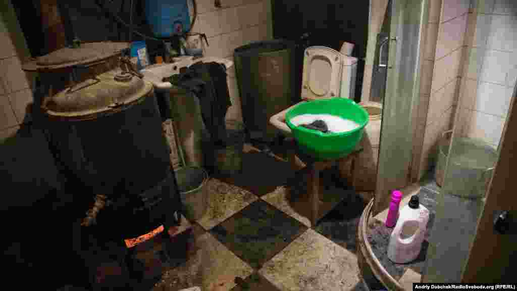 Умови життя на позиціях складні, але завдяки тим, хто був на попередніх ротаціях, &ndash; все досить добре розбудовано і продумано. Наприклад, у цій ванній кімнаті завжди є гаряча вода і навіть працює система зливу унітазу