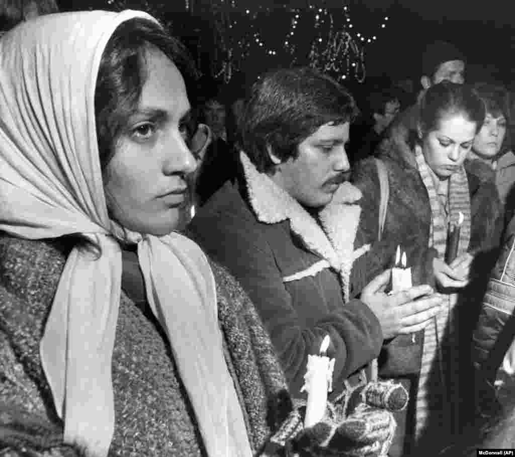 Деякі з 400 людей, які несуть свічки, зібралися 10 грудня 1980 року на вечір при свічках у Boston Common, на згадку про музиканта Джона Леннона. Багато з них співали мелодії, пов&#39;язані з Ленноном та &laquo;Бітлз&raquo;