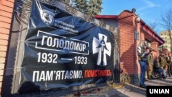 Плакат на воротах генконсульства Росії у Львові, який вивісили львівські активісти у День пам’яті жертв Голодомору-геноциду, 2017 рік