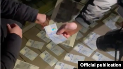 Алдын ала белгиленген банкноталар. Бишкек. 2021-жылдын 22-февралы. (Сүрөт УКМКга таандык).