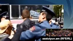 Ոստիկանությունը Ֆրանսիայի հրապարակից բերման է ենթարկում ցուցարարի, 18-ը ապրիլի, 2018թ.