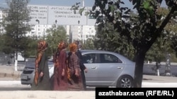 Женщины в масках, Ашхабад. август, 2020 