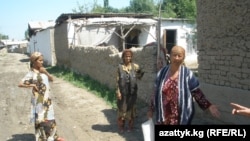 Лөлүлөрдүн көпчүлүгү балдары кыргызча окуп, жогорку билим алышын каалайт. (Сүрөттө: Жаңыкыштактык лөлүлөр, 2011-жылдын 18-августу.)