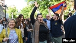 Armenia - Demonstrators in Yerevan celebrate the resignation of Prime Minister Serzh Sarkisian, 23 April 2018.