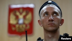 Судебный пристав в фойе суда города Москвы. Иллюстративное фото.