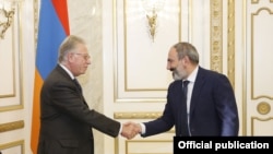 Նիկոլ Փաշինյանը ողջունում է Վենետիկի հանձնաժողովի նախագահ Ջիանի Բուքիքիոյին: Երևան, 31-ը հոկտեմբերի, 2018 