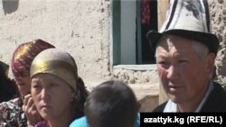 Баткендеги чек ара  аскер бөлүгүндө ур-токмоктон каза тапкан жоокер Бакытбек Жураевдин мүңкүрөп калган үй-бүлөсү - атасы Маматкул Жураев, карындаштары жана иниси.