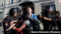 Задержание участницы акции протеста в Москве, 27 июля 2019