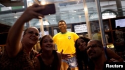 Բրազիլիա - Ֆուտբոլի երկրպագուները Պելեի արձանի մոտ, Սանտոս, 31-ը դեկտեմբերի, 2022թ.