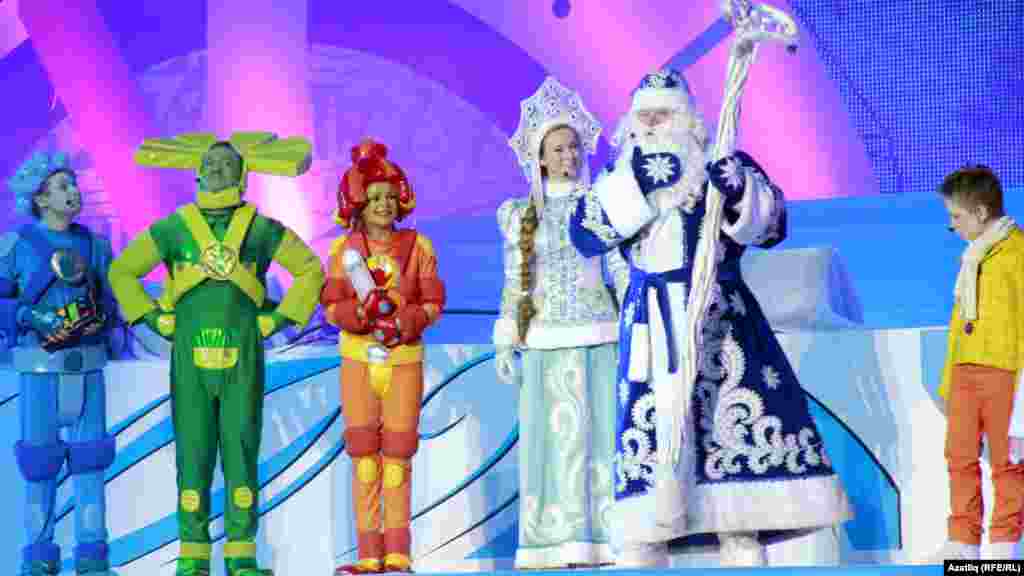 Республикакүләм зур Чыршы бәйрәмендә Кыш бабай белән Кар кызы &nbsp;