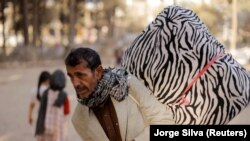 آرشیف، یک مرد در حال حمل وسایل خانه‌ اش در کابل.