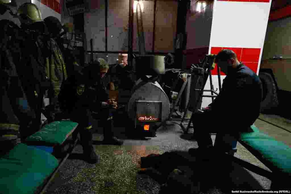 Пожежники в останній працюючій частині ДСНС Бахмуту Донецької області, у цей час за місто точаться жорсткі бої. 11 січня 2023 року