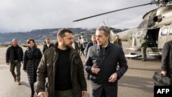 Володимира Зеленського (с) зустрічає федеральний радник МЗС Швейцарії Ігнаціо Кассіс в аеропорту Берна перед Всесвітнім форумом у Давосі.15 січня 2024 року