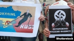 Плакати учасників протесту в Італії проти агресії Росії щодо України. Мілан, 9 червня 2015 року (ілюстраційне фото)