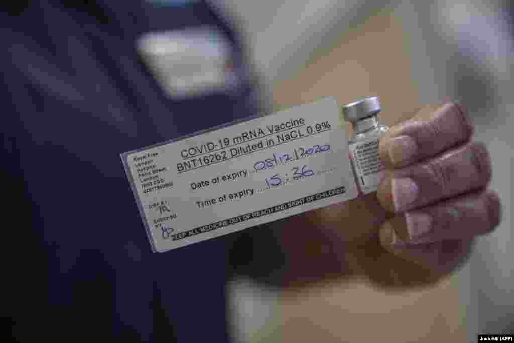 Медсестра тримає флакон із вакциною Pfizer/BioNTech Covid-19 у Королівській безкоштовній лікарні (Royal Free) у Лондоні, Велика Британія, 8 грудня 2020 року