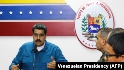 Արխիվ – Ֆենեսուելայի նախագահ Նիկոլաս Մադուրոն և պաշտպանության նախարար Վլադիմիր Պադրինոն (աջից) հայտարարում են էլեկտրամատակարարման սահմանափակումների մասին