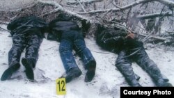 Алтынбек Сарсенбаевдин, анын жардамчылары Василий Журавлев менен Бауыржан Байбосындын сөөктөрү. 13-февраль, 2006-жыл.