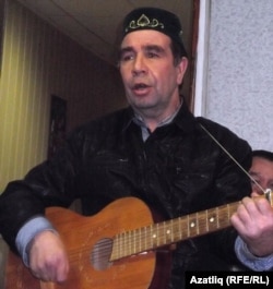 Вил Латыйпов “Пар ат”ны гитарада уйнап башкара