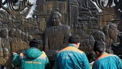 Рабочие моют барельеф с изображением бывшего президента Казахстана Нурсултана Назарбаева. Алматы, 1 марта 2020 года.