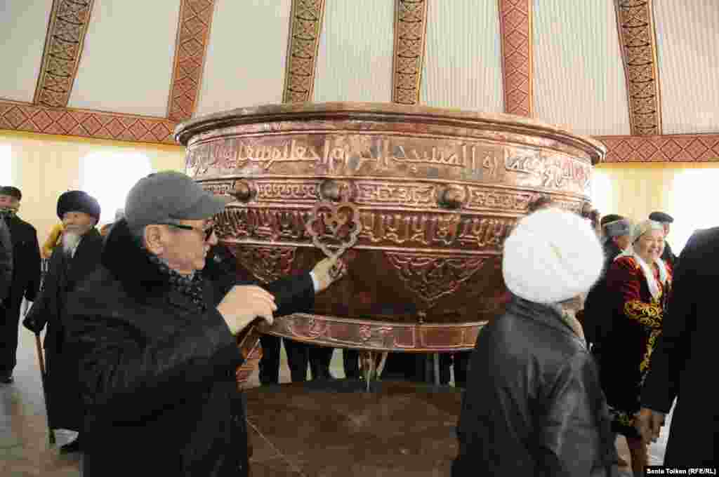 В доме &laquo;Қарашаңырақ&raquo; установили казан, изготовленный по образу и подобию древнего тай казана, который находится в мавзолее Ходжи Ахмеда Яссави в Туркестане.