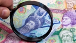 Diňle: Türkmenistanda nagt pul ýetmezçilik edýär, ýurduň daşynda manat söwdasy ýaýbaňlanýar