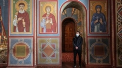 До десятка людей були присутні на богослужінні у Михайлівському Золотоверхому соборі