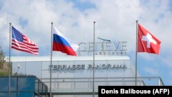 Швейцария. АКШ менен Орусиянын президенттерин тосуп алууга даярданган Женеванын аба майданы.