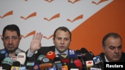 Министры энергетики и водных ресурсов, здравоохранения и сельского хозяйства Ливана делают заявление об отставке, Бейрут, 12 января 2011 года. 