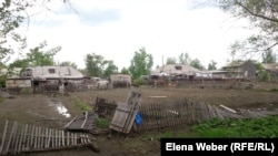 Так выглядят дворы в поселке имени Мустафина. Карагандинская область, 17 мая 2015 года.