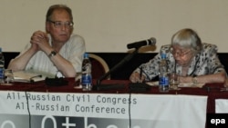 В отличие от июльской конференции «Другой России», в понедельник попасть в зал заседания удалось немногим представителям СМИ