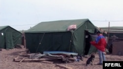 Походная палатка, в которой живут пострадавшие от наводнения жители поселка Кызылагаш. 