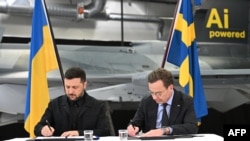 Прем’єр-міністр Швеції Ульф Крістерссон і президент України Володимир Зеленський підписують лист про наміри щодо розвитку повітряних можливостей, Швеція, 22 жовтня 2025 року