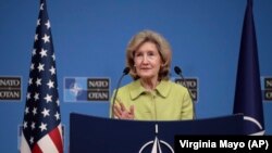 کی بیلی هاچیسون نمایندۀ دایمی ایالات متحده در ناتو