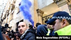 Гражданские активисты обещают массовые протестные выступления из-за сегодняшнего решения парламента