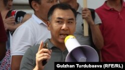 Равшан Джеенбеков на митинге в Бишкеке, 8 августа 2018 г.