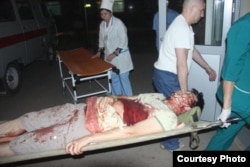 Раненого журналиста Лукпана Ахмедьярова привезли в больницу. Уральск, 19 апреля 2012 года. Фото предоставлено редакцией газеты "Уральская неделя"