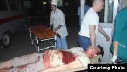 Бычакталган журналист ооруканга алынып келинген учур. 