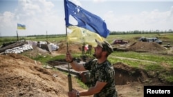 Прапор на позиціях українських військових в районі міста Мар'їнка. 5 червня 2015 року